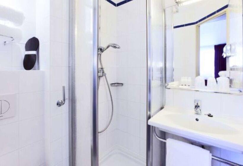 בית מלון כפרי Kyriad Paris 18  Porte De Clignancourt  Montmartre