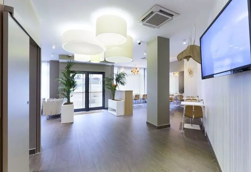 هتل Kyriad Paris 18  Porte De Clignancourt  Montmartre