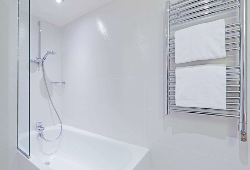 בית מלון כפרי Kyriad Paris 18  Porte De Clignancourt  Montmartre