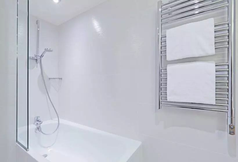 هتل Kyriad Paris 18  Porte De Clignancourt  Montmartre