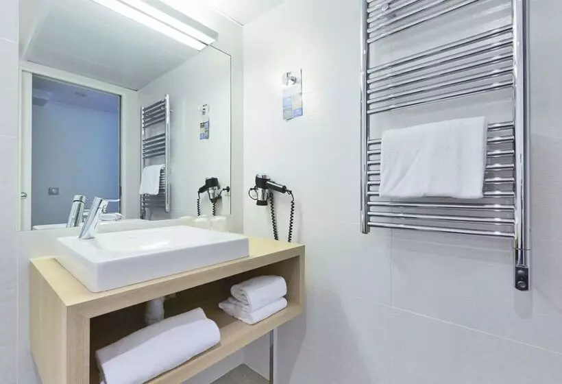 هتل Kyriad Paris 18  Porte De Clignancourt  Montmartre