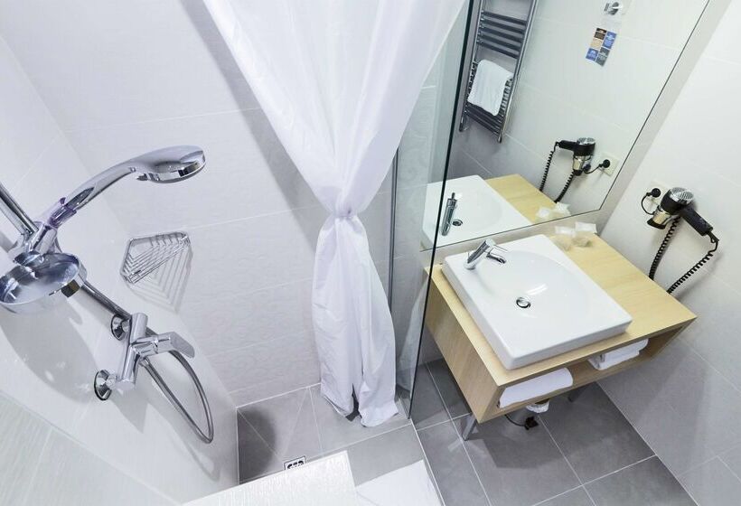 בית מלון כפרי Kyriad Paris 18  Porte De Clignancourt  Montmartre