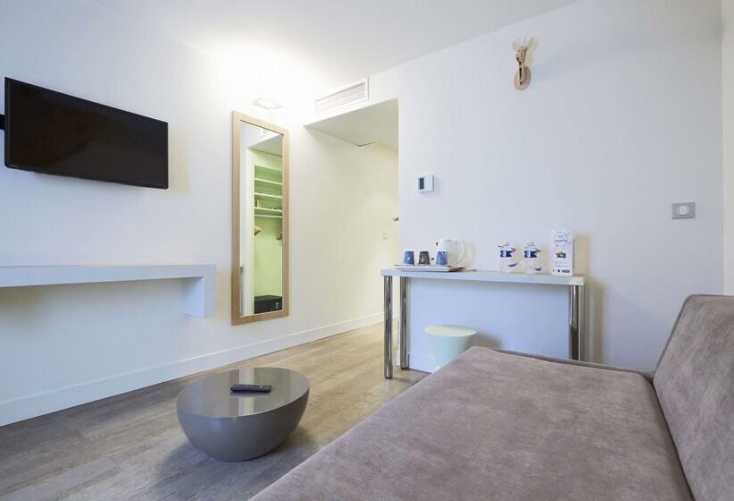 בית מלון כפרי Kyriad Paris 18  Porte De Clignancourt  Montmartre