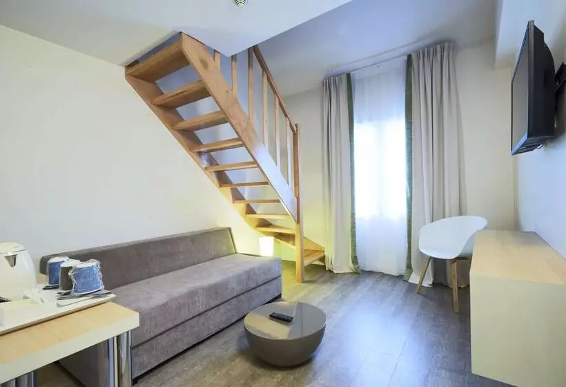 هتل Kyriad Paris 18  Porte De Clignancourt  Montmartre