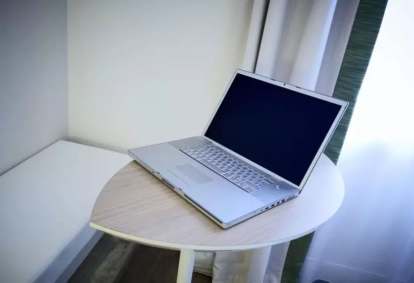 هتل Kyriad Paris 18  Porte De Clignancourt  Montmartre