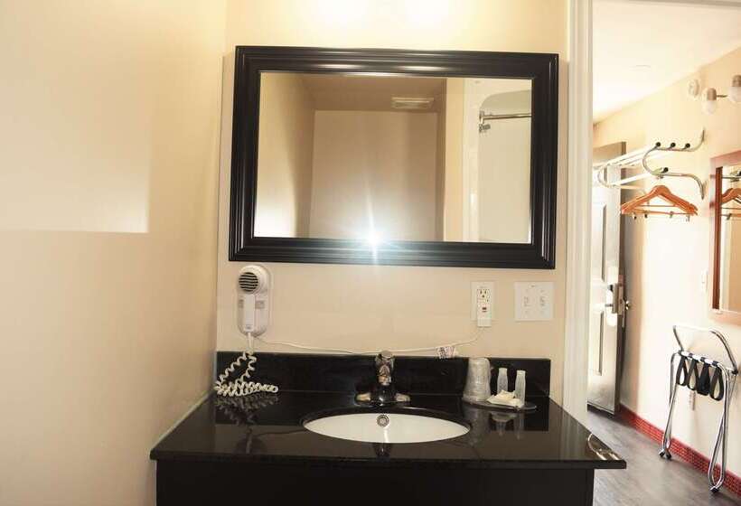 Мотель Knights Inn Arnprior