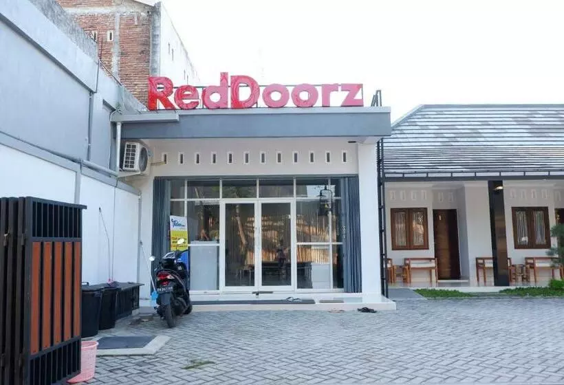 ホテル Reddoorz Syariah Near Tanjung Karang Beach Mataram