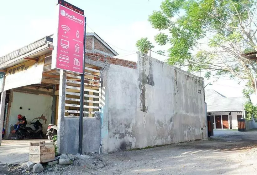 ホテル Reddoorz Syariah Near Tanjung Karang Beach Mataram