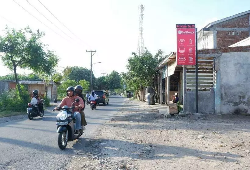 ホテル Reddoorz Syariah Near Tanjung Karang Beach Mataram