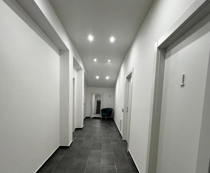 פנסיון Habitat Luxury Suites