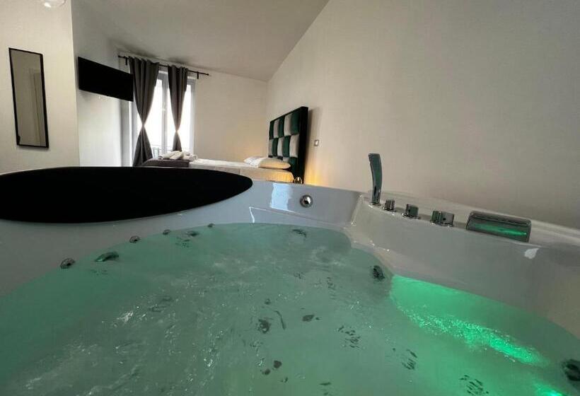 פנסיון Habitat Luxury Suites