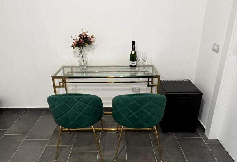 פנסיון Habitat Luxury Suites