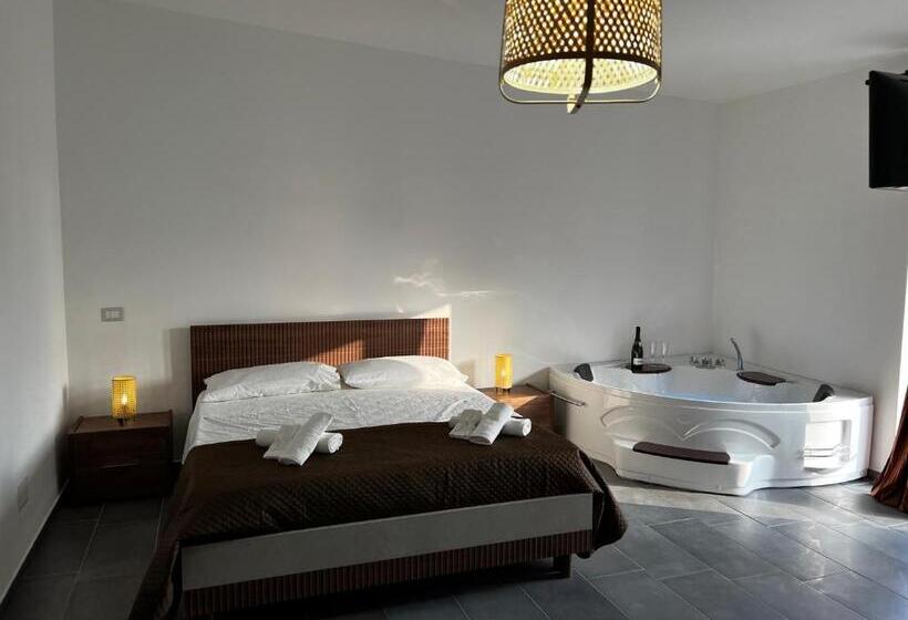 פנסיון Habitat Luxury Suites