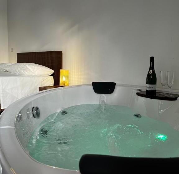 פנסיון Habitat Luxury Suites