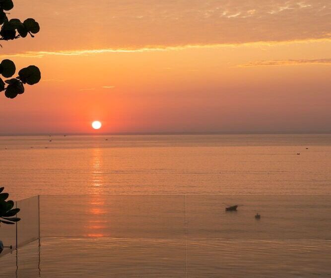 هتل The Leaf Boutique Oceanfront