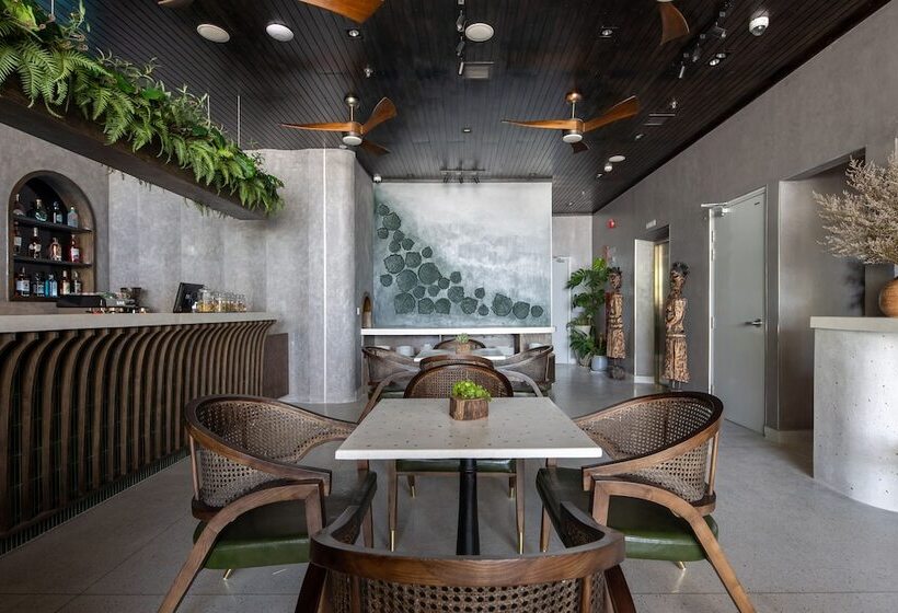 هتل The Leaf Boutique Oceanfront