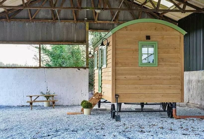 ホテル Finest Retreats The Shepherd S Hut At Northcombe Farm