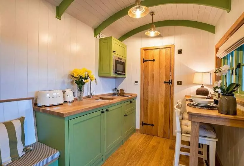 ホテル Finest Retreats The Shepherd S Hut At Northcombe Farm