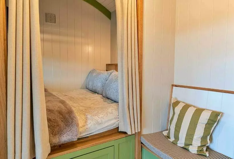 ホテル Finest Retreats The Shepherd S Hut At Northcombe Farm