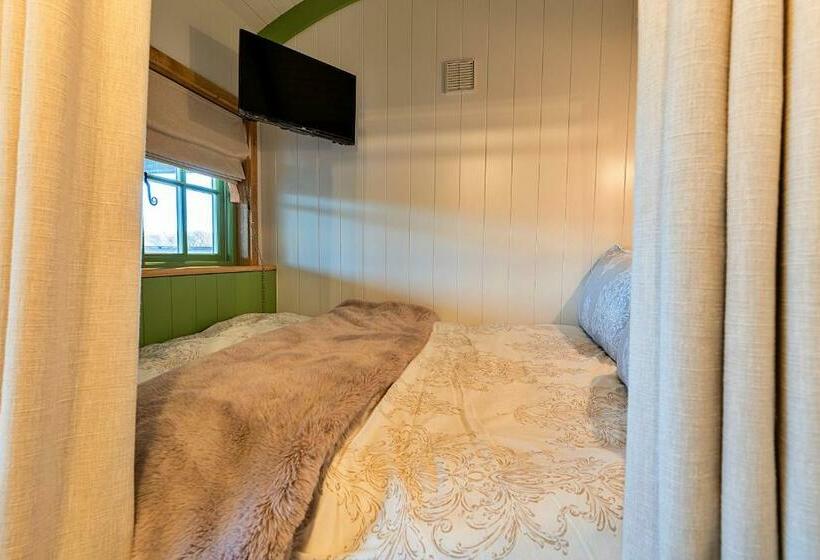 בית מלון כפרי Finest Retreats   The Shepherd S Hut At Northcombe Farm