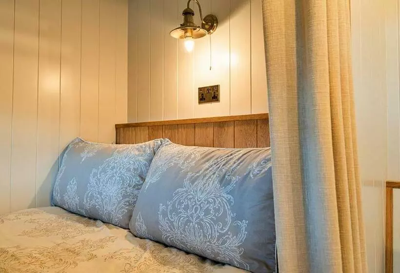 ホテル Finest Retreats The Shepherd S Hut At Northcombe Farm