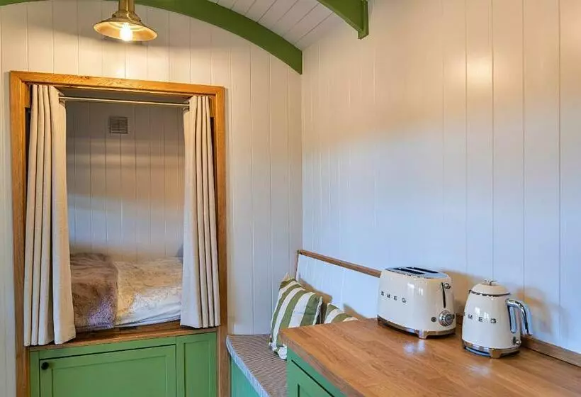 ホテル Finest Retreats The Shepherd S Hut At Northcombe Farm