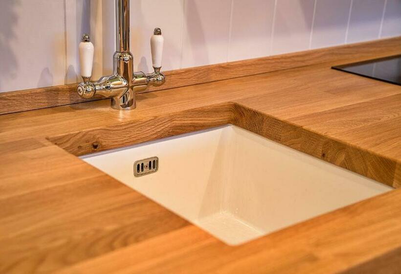 בית מלון כפרי Finest Retreats   The Shepherd S Hut At Northcombe Farm