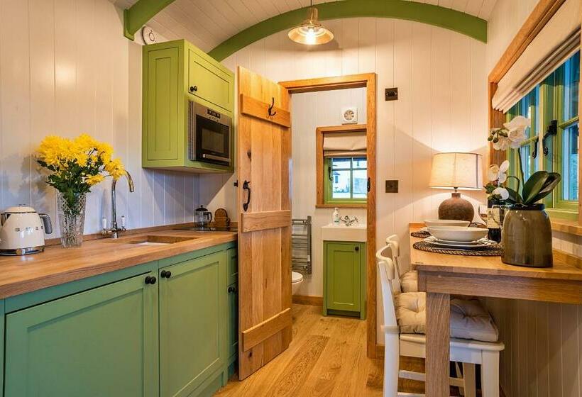 בית מלון כפרי Finest Retreats   The Shepherd S Hut At Northcombe Farm