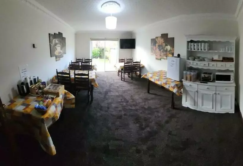 پانسیون Avalon House