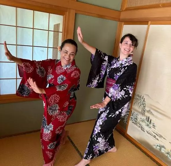 ペンション 津軽三味線と民謡 ゲストハウス繭子の宿