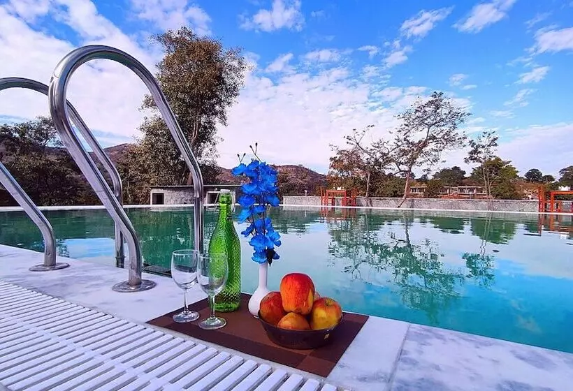 リゾートホテル Takhat Villa By Shrigo Hotels