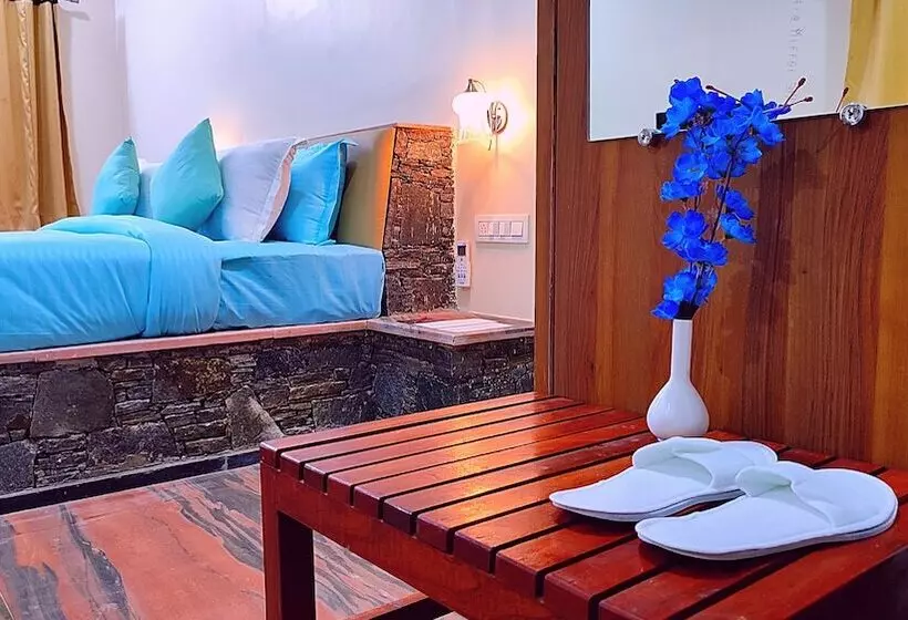 リゾートホテル Takhat Villa By Shrigo Hotels