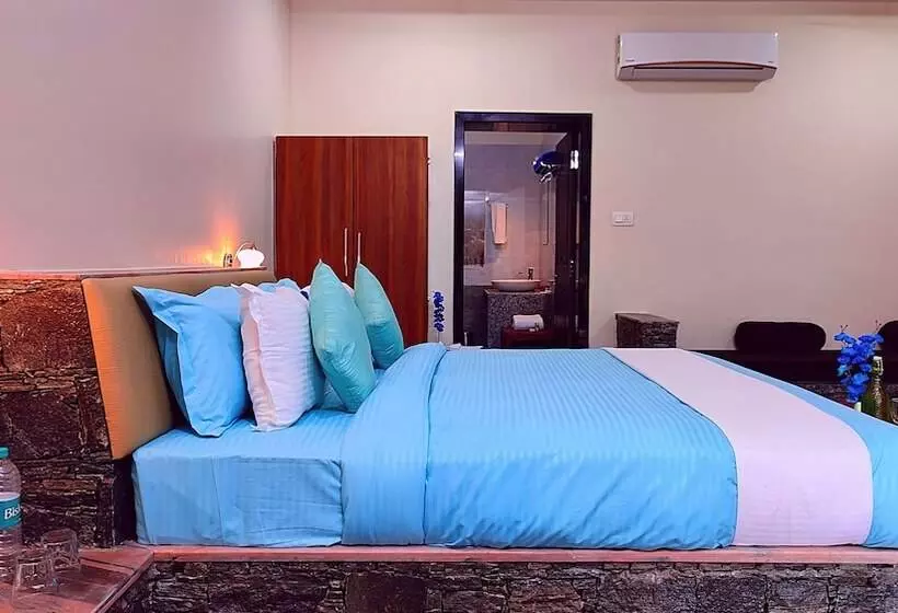 リゾートホテル Takhat Villa By Shrigo Hotels
