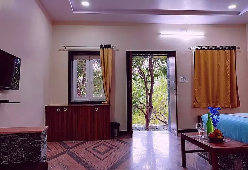 リゾートホテル Takhat Villa By Shrigo Hotels