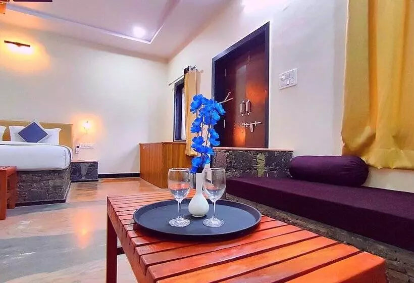 リゾートホテル Takhat Villa By Shrigo Hotels