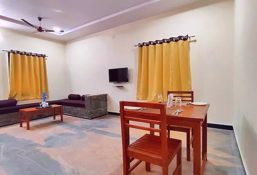 リゾートホテル Takhat Villa By Shrigo Hotels