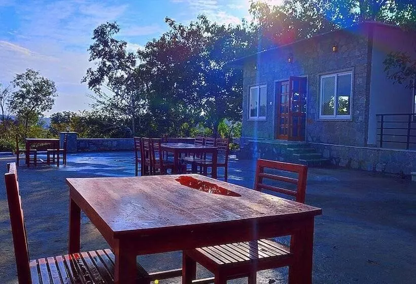 リゾートホテル Takhat Villa By Shrigo Hotels