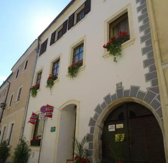 Aamiaismajoitus (B&B) Gästehaus Auf Der Kunstmeile