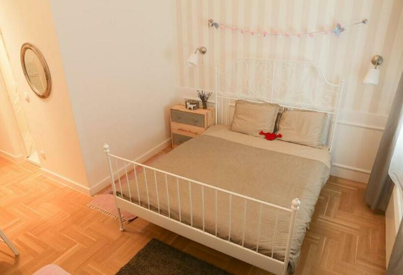 پانسیون Hello Puli Parliament