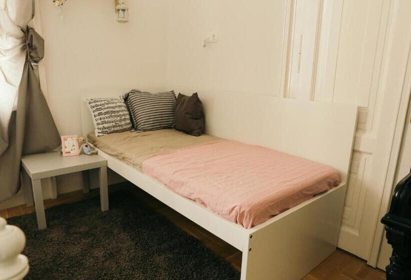 پانسیون Hello Puli Parliament