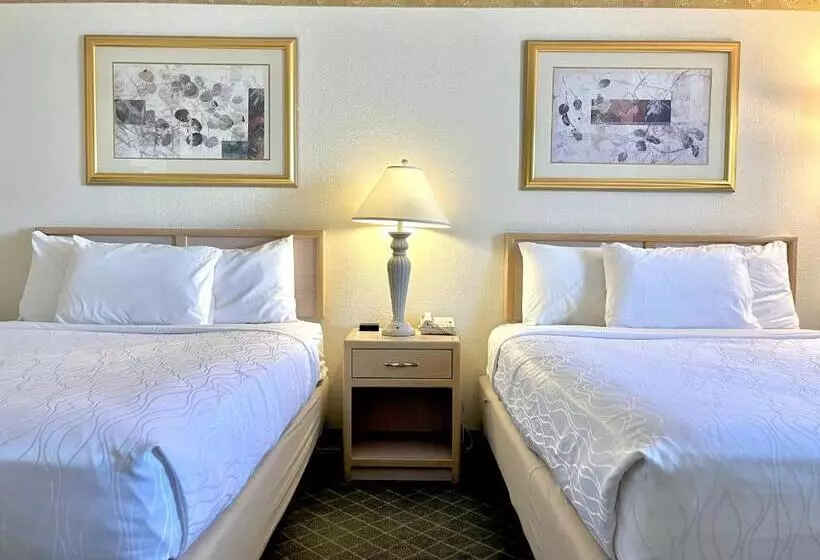 هتل Brentwood Inn & Garden