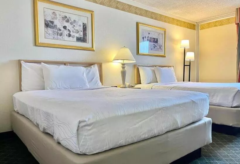 هتل Brentwood Inn & Garden