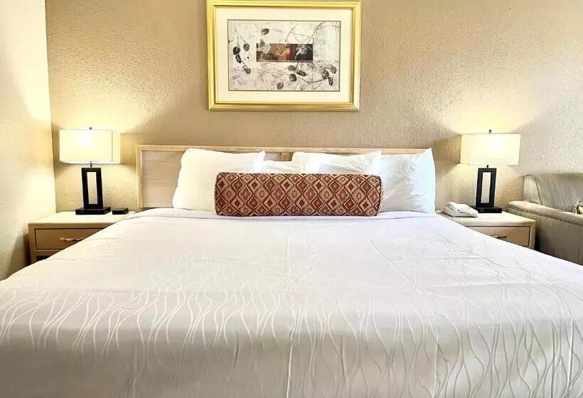 هتل Brentwood Inn & Garden