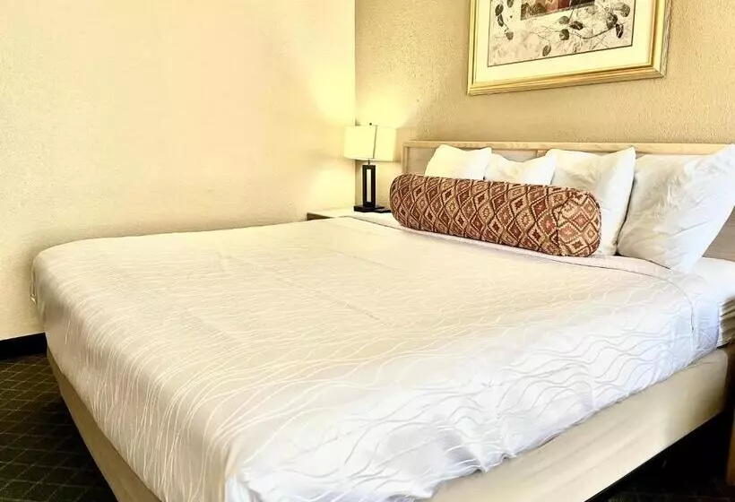 هتل Brentwood Inn & Garden