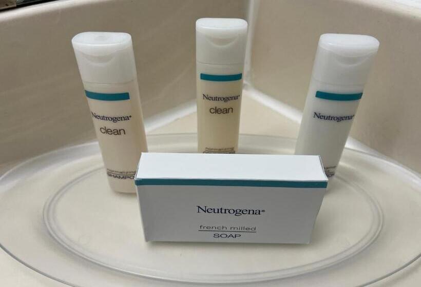 هتل Brentwood Inn & Garden