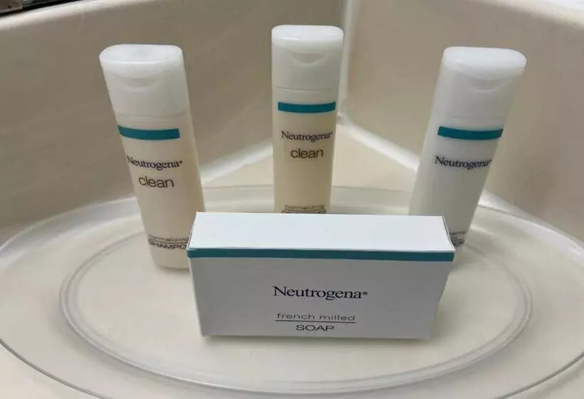 هتل Brentwood Inn & Garden