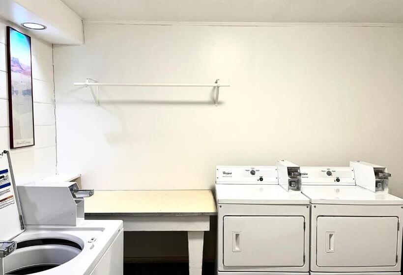 هتل Brentwood Inn & Garden