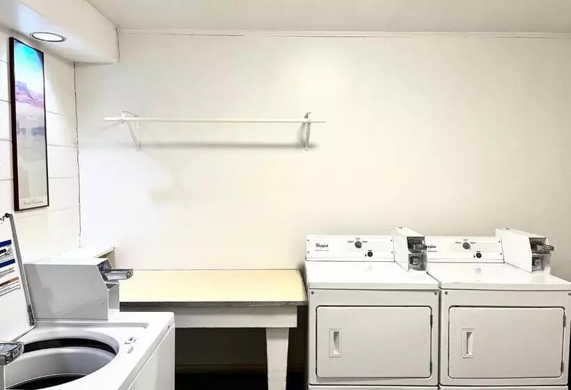 هتل Brentwood Inn & Garden