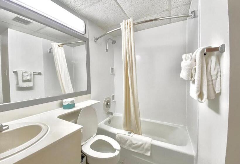 هتل Brentwood Inn & Garden