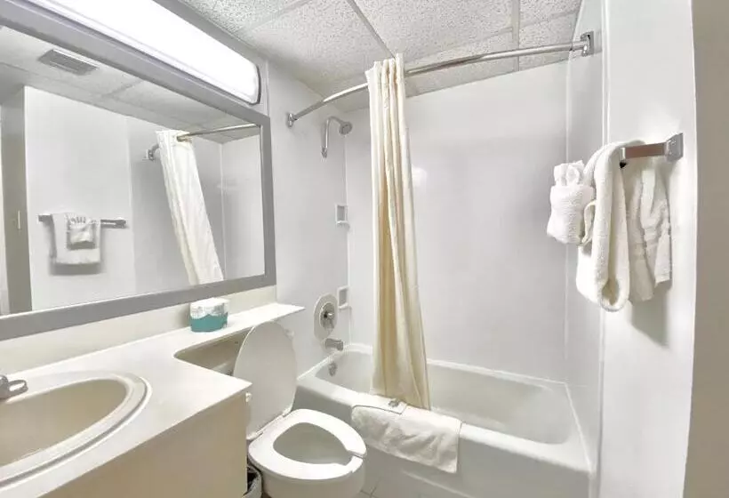 هتل Brentwood Inn & Garden